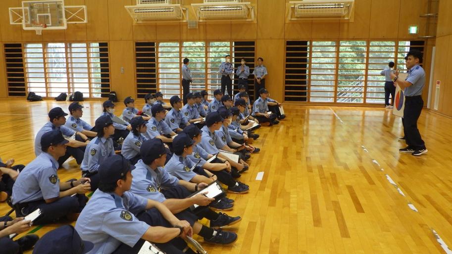 説明を聞く学生