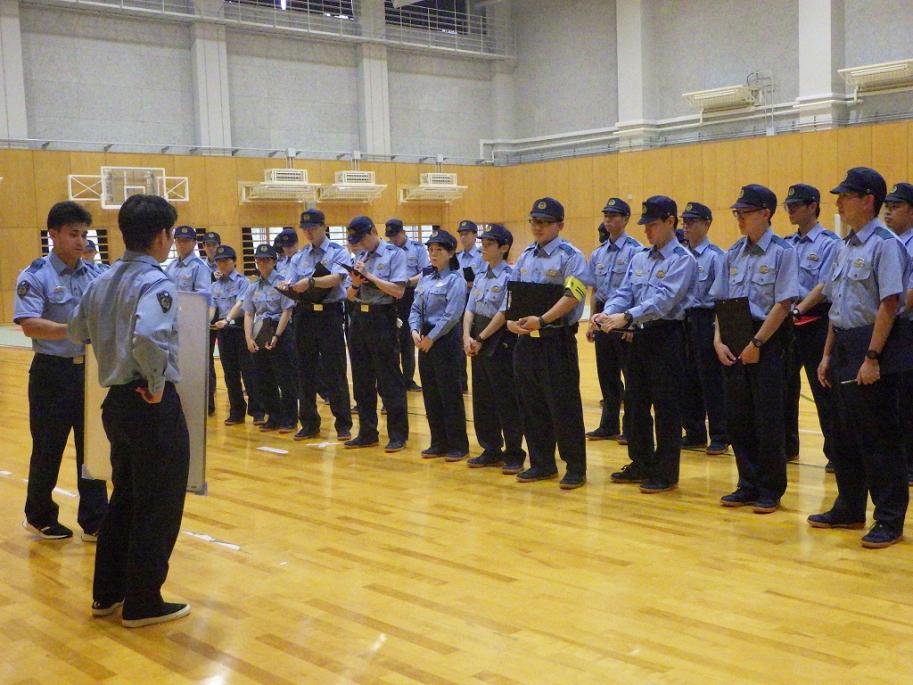 説明を聞く学生2