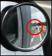 右補助ミラーで緊急車両を確認の写真