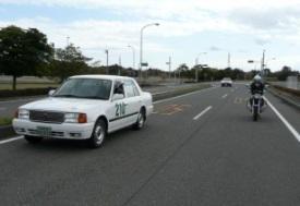 後方の緊急車両と斜め後方の二輪車の写真