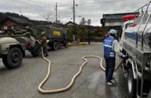 画像:自衛隊給水タンクへの補充の様子