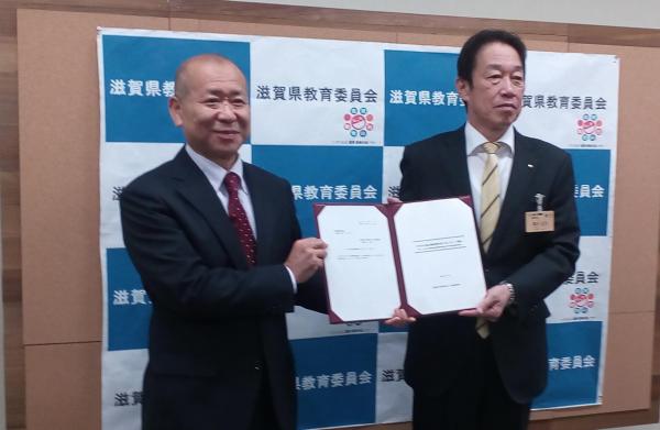 答申書手交の様子