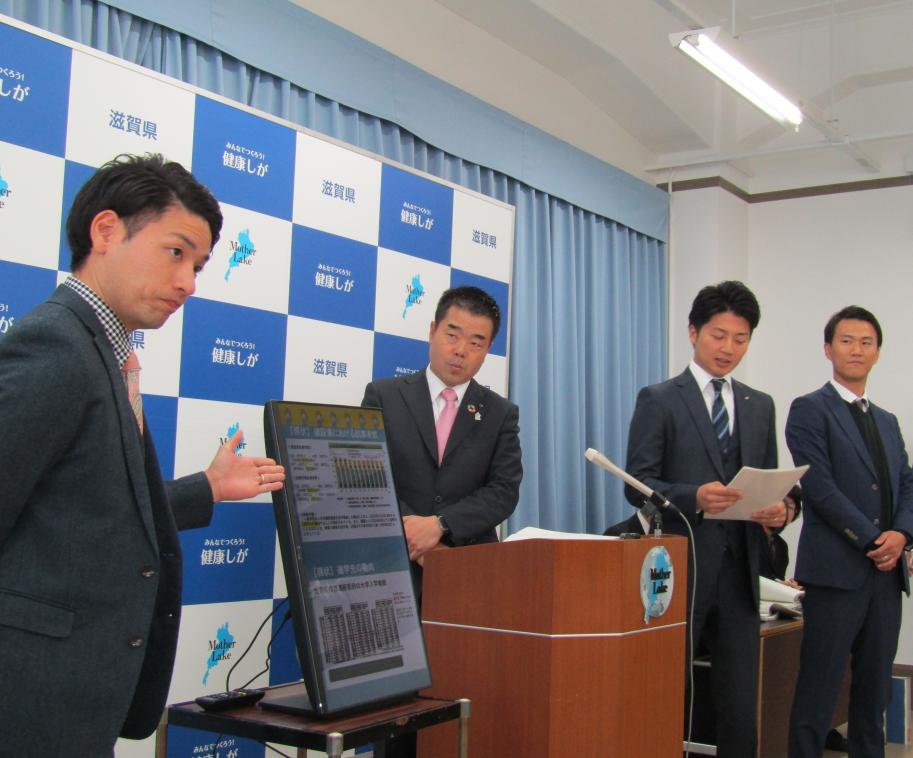 知事定例記者会見の様子。