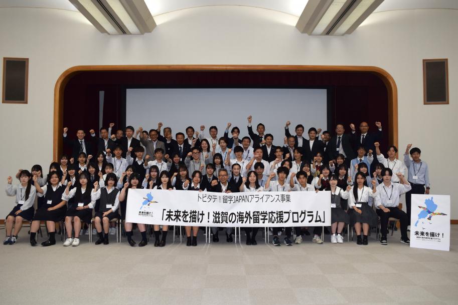 支援企業様との記念写真の様子