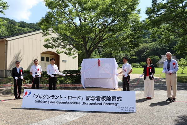 記念看板の除幕