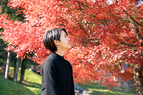 紅葉を眺める船崎さん