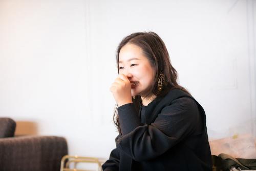 笑顔でインタビューを受ける山﨑さん