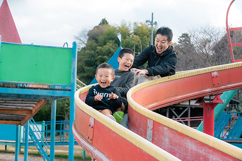 公園で遊ぶ佐野さんとお子さん