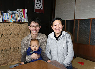 写真:柳生さん家族3人の写真