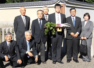 写真:日野菜を献納地域の人と記念写真