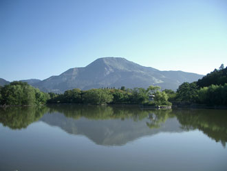 写真：湖に映る伊吹山