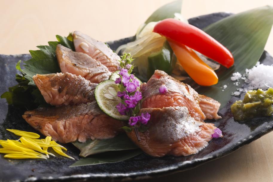 琵琶マスのわら焼きと近江野菜の甘酢漬けの画像、鮮魚と炉端焼き 魚丸石山店ホームページへのリンク