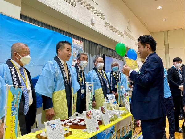 野中副大臣にふなずしをふるまう三日月知事
