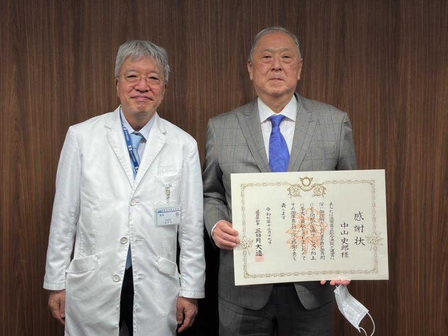 総長と表彰者の写真