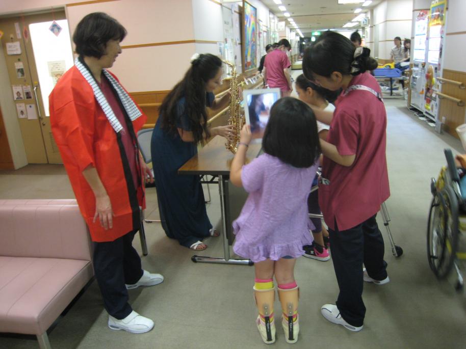 サックスを触る子どもたち
