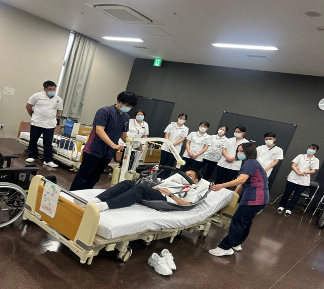 ベッド上の体位変換演習風景の写真