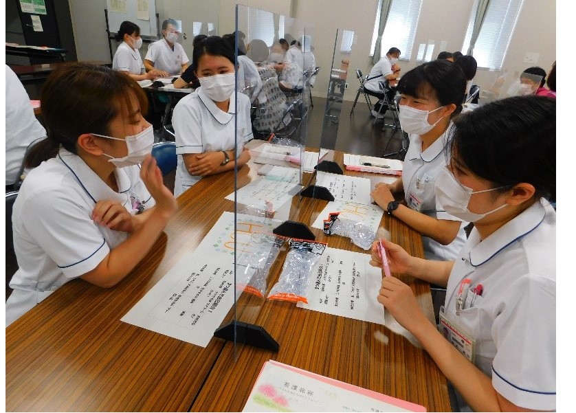 先輩看護師との懇談会の様子1