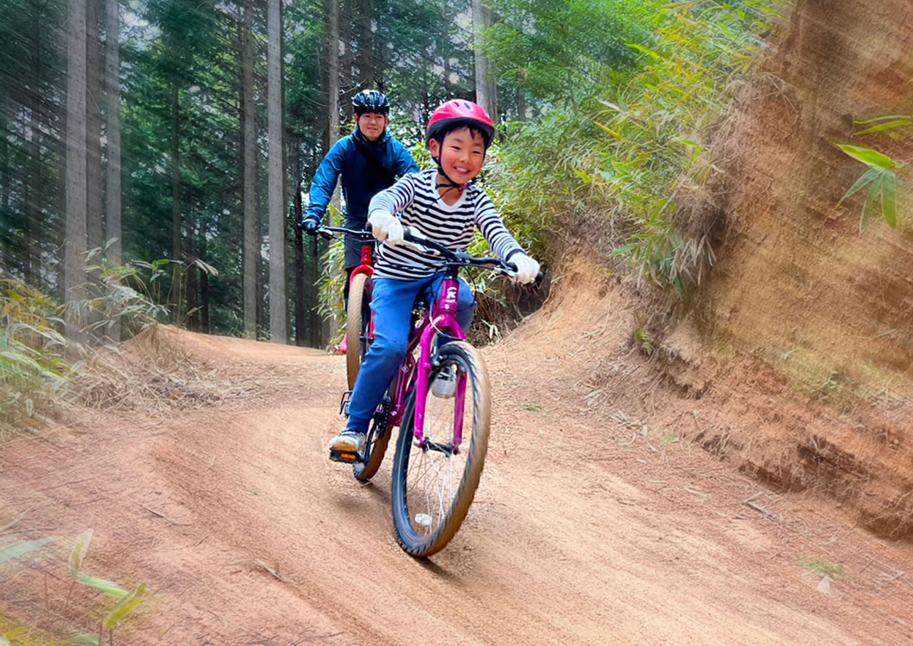 子供が自転車に乗ってトレイルを楽しむ様子
