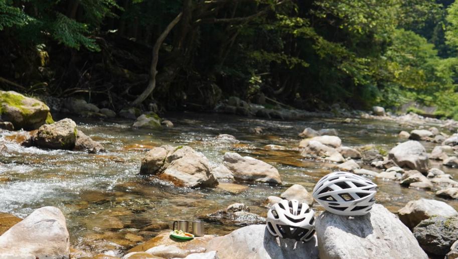 綺麗な川と自転車のヘルメット