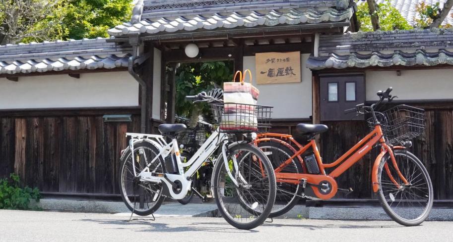 門と自転車