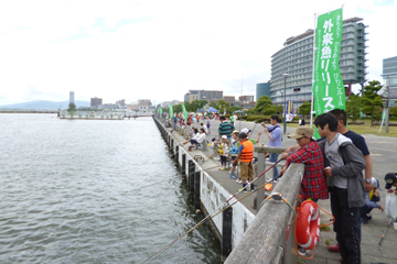 外来魚駆除釣り大会の様子