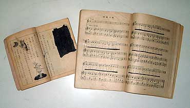 墨が塗られた教科書