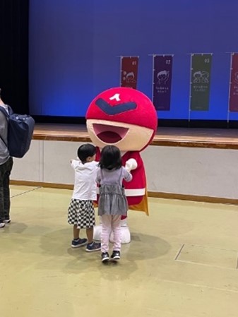 ジンケンダーとのふれあいの様子
