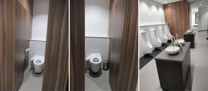 トイレの扉と手洗い場の写真