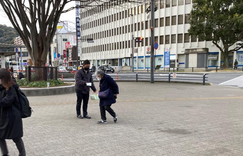 JR大津駅での啓発の様子