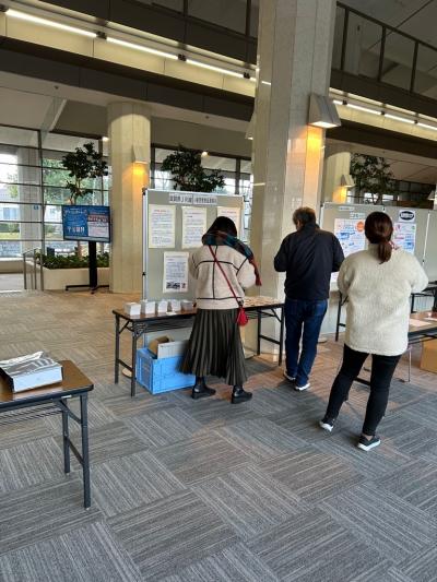 「人権尊重と部落解放をめざす県民のつどい」における、当連絡会の周知・啓発コーナーの様子