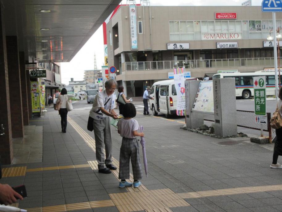 JR近江八幡駅での啓発の様子
