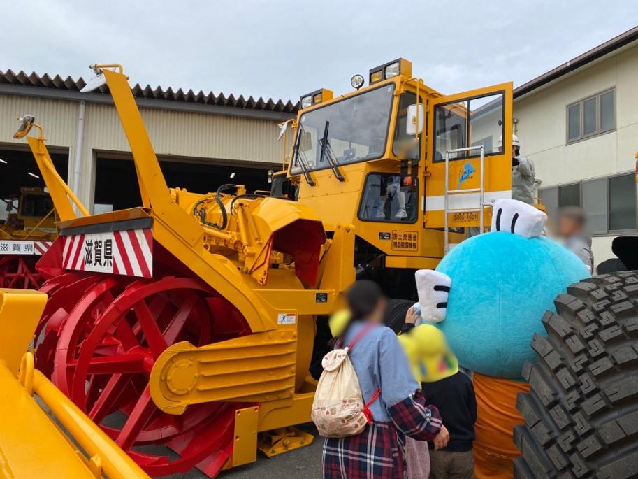 4子どもたちと除雪機械のふれあい
