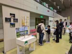 琵琶湖博物館の移動博物館と缶バッチづくりの様子