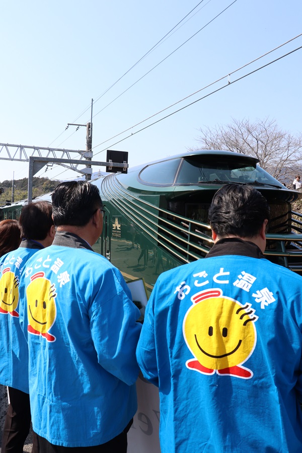 瑞風を見る関係者ら
