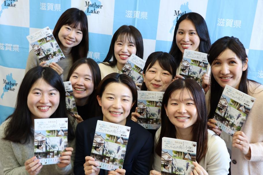 ガイドブック完成発表会に参加した県女性職員