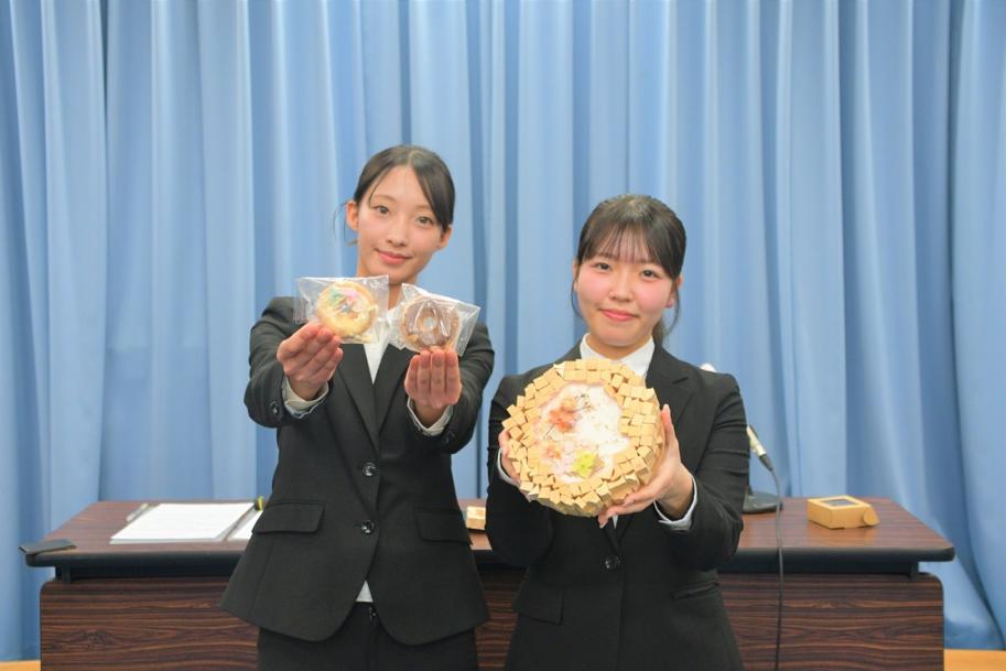繁田樺恋さん(左)と、吉田梨紗さん