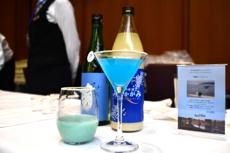 鮮やかなブルーのカクテルと、左隣には柔らかな色味のブルーのノンアルコールカクテルが並ぶ。