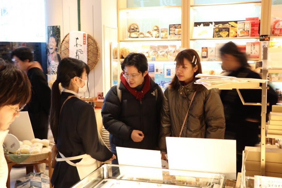 店内接客の様子