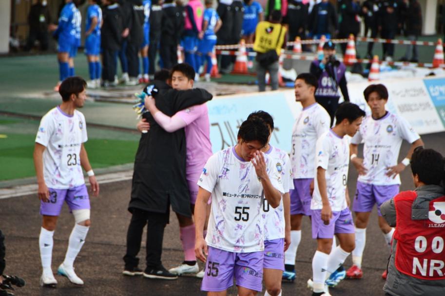 涙を拭う選手や、抱き合う選手