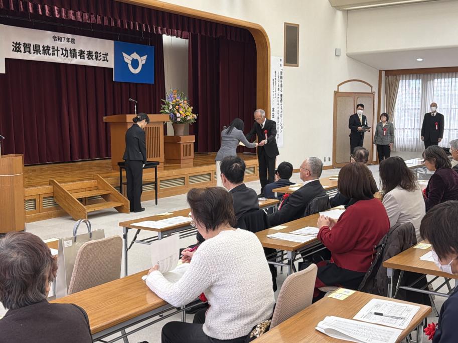 令和7年度統計功績者表彰式における表彰状授与の様子