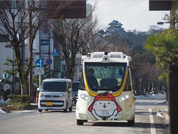 彦根城と自動運転バス