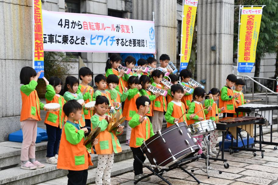 ひかりこども園の園児による元気な楽器演奏