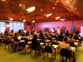 映画「地蔵とリビドー」野外上映会＆トークの様子1