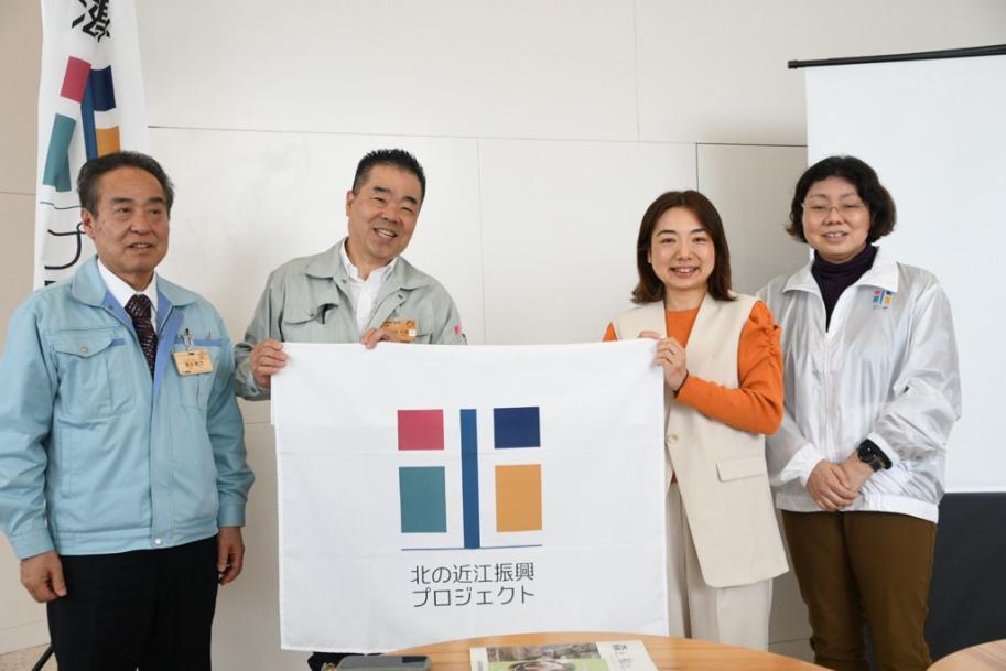 知事と熊谷代表、その他関係者らの記念写真