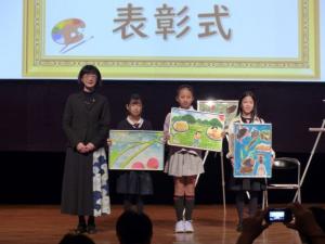 部長と子供たちとの集合写真