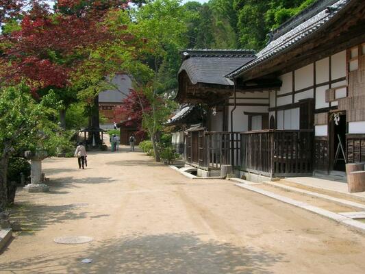 観音正寺境内