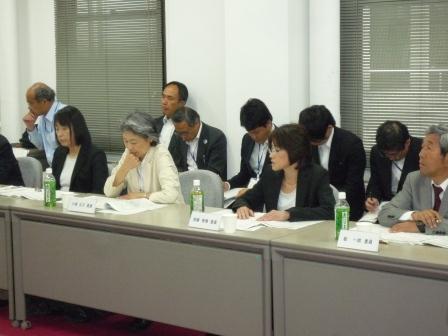 発言する委員