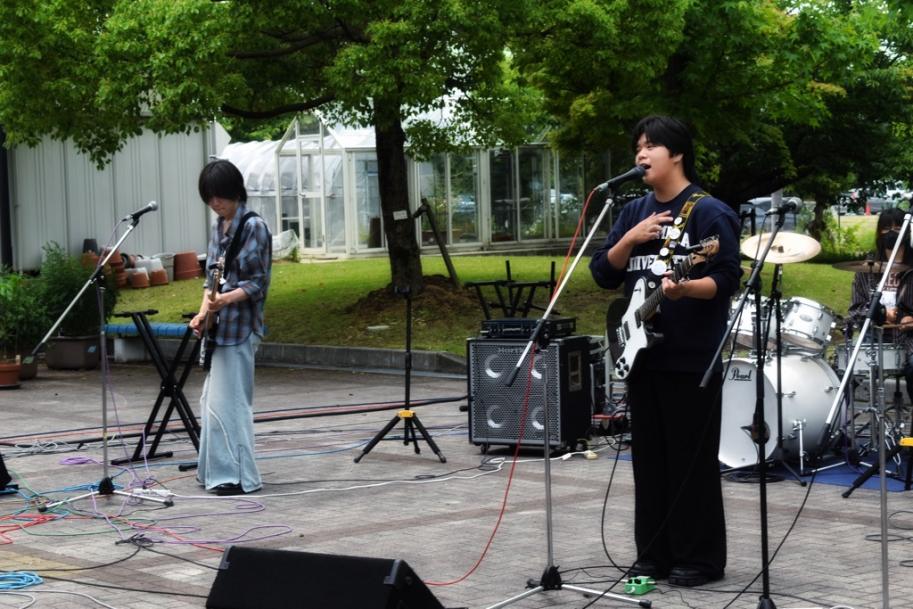 大津清陵高校軽音楽部の演奏からスタート