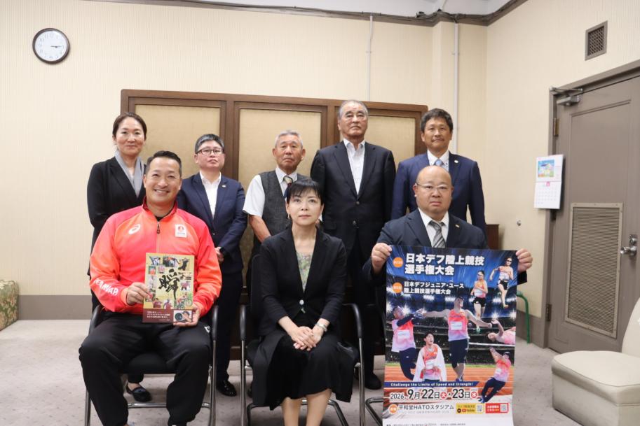 岸本副知事と訪問者の集合写真