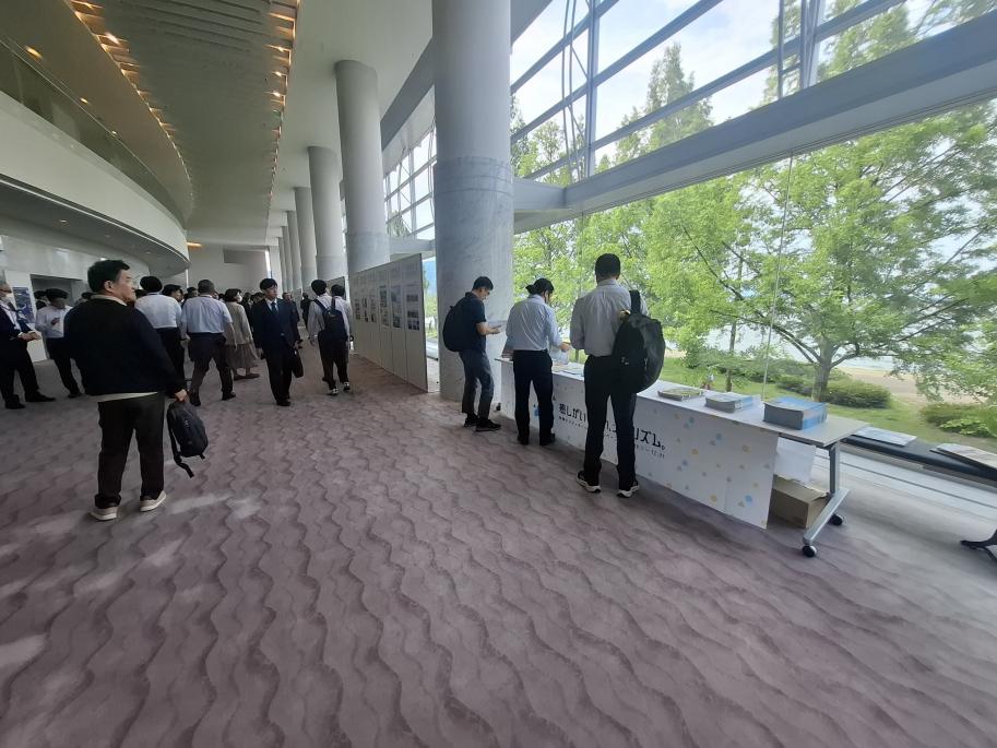 ホワイエのパネル展示と観光パンフレットの配布ブースの様子
